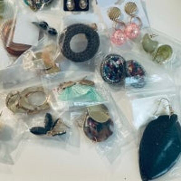 30 Pairs of Assorted Earrings - Picture 5 of 6